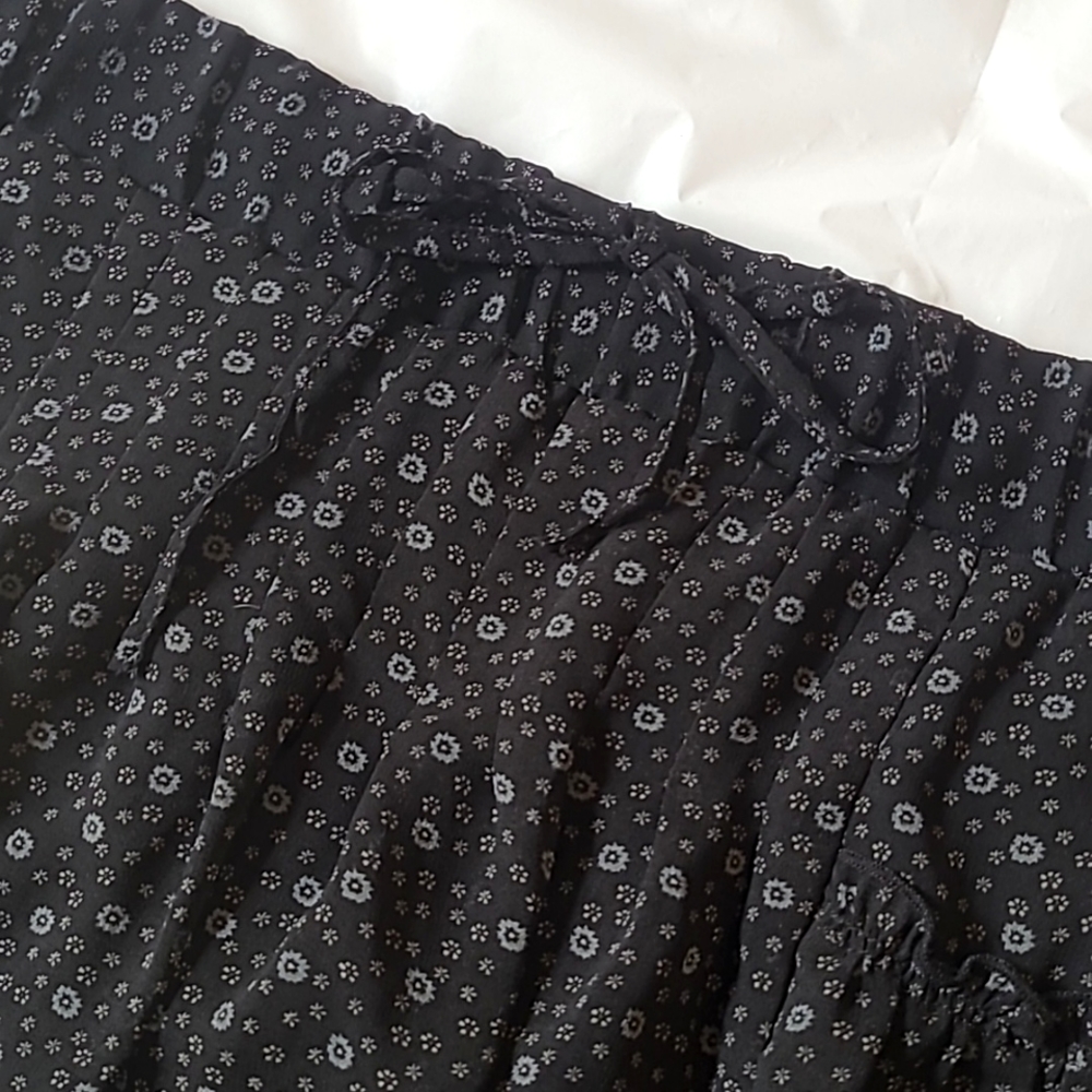 [NWT] Old Navy Ditsy Floral Black & Grey Tiered Mini Skirt - Fully Lined (Small) - Picture 4 of 16